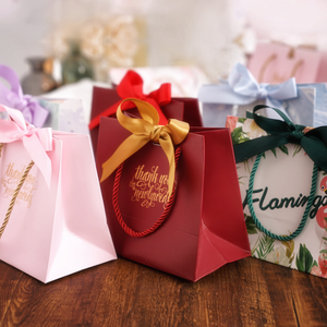 Bolsa de papel de compras impresa con lazo rojo rosa de lujo personalizada para tienda de perfumes, artesanía hecha a mano, bolsas de compras de agradecimiento - Product Image 1
