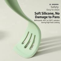 Ensemble de 6 ustensiles de cuisine en silicone intégrés à suspendre, vert sauge, avec support vertical peu encombrant, spatule et cuillère antiadhésives