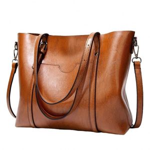 Bolsa de Yute Hecha a Mano con Estampado Floral y Asas de Madera, Accesorio Ecológico para la Playa, Disponible a Precios de Mayoreo - Product Image 1