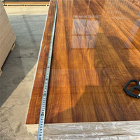 Panneaux MDF UV poncés haute brillance 16mm 18mm, panneaux HDF UV brillants résistants à l'humidité E1 pour portes d'armoires