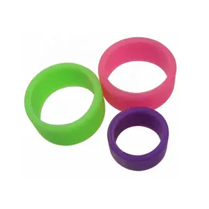Il design personalizzato incide la stampa anelli in Silicone di gomma per uso alimentare fedi nuziali da uomo anello in Silicone flessibile ipoallergenico