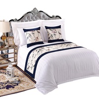 Ensemble de couvre-lit en jacquard floral bleu foncé avec garniture en satin et oreillers pour la décoration de chambre d'hôtel ou d'hébergement familial