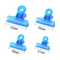 Achat en gros de clips à charnière en plastique translucide Bulldog de couleurs assorties, emballés en fût plastique, pour l'organisation de documents de bureau