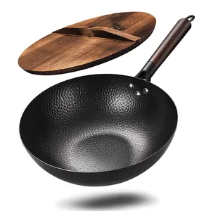 Wok tradizionale fatto a mano in ferro Wok antiaderente in acciaio al carbonio Wok cinese senza rivestimento con coperchio in legno