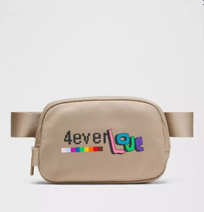 Sac banane de sport imperméable personnalisé en nylon coloré avec fermeture éclair, sac de taille et sac bandoulière - Product Image 4