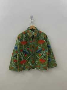 Chaqueta Bordada Suzani de Terciopelo Verde Hecha a Mano, Abrigo Bohemio de Invierno para Mujer, Ropa Exterior Étnica de Boutique India - Product Image 1