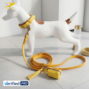 Conjunto <span class=keywords><strong>de</strong></span> Collar <span class=keywords><strong>de</strong></span> Perro <span class=keywords><strong>de</strong></span> Cuero PU <span class=keywords><strong>de</strong></span> Lujo Personalizado, Correa Ajustable y Elegante con Bolsa para Excrementos y Borla - Product Image 1