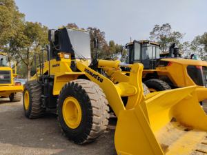 Chargeur sur pneus Komatsu WA380-3 d'occasion avec charge nominale de 5 tonnes, chargeur frontal avec composants de base, pompe de boîte de vitesses à roulement de moteur - Product Image 2