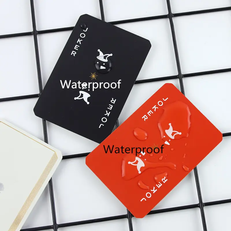 사용자 정의 로고 인쇄 블랙 방수 Pvc 플라스틱 재생 포커 게임 카드 갑판 대량