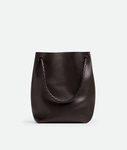 Sac seau Bottega BV Andiamo, sac seau en cuir de veau soyeux avec détail de nœud signature et bandoulière coulissante Veneta - Product Image 5