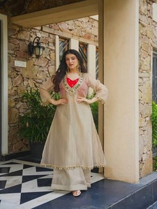 Robe élégante en soie Salsa de qualité supérieure avec ensemble pantalon dans des tons chics et élégants, magnifique tenue de fête ethnique indienne pour femmes - Product Image 1