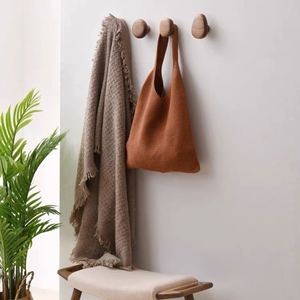 Crochets autocollants en forme de galets en noyer noir et hêtre créatifs, sans perçage, pour la chambre à coucher et le salon - Product Image 3