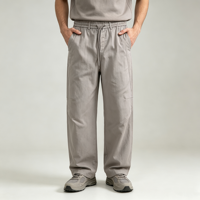Pantalon large gris clair pour homme, coupe droite décontractée, avec pli central au genou, taille élastique avec cordon de serrage, poches obliques, style urbain