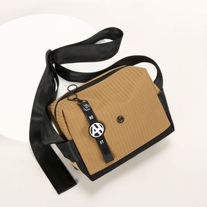 Bolsa deportiva de nailon a cuadros, bolso bandolera ligero, versátil y casual - Product Image 2