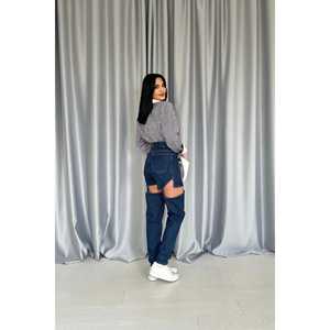 Vente en gros de jeans deux pièces modestes vintage bleus à bretelles, logo brodé, design à fente, technique délavée pour la saison printanière - Product Image 1