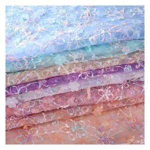 Precio al por mayor elegante tela bordada con lentejuelas de encaje de flores en 3D para ropa y bolsos de boda - Product Image 3