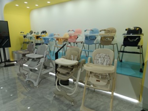 <span class=keywords><strong>Chaise</strong></span> haute multifonction réglable en hauteur pour bébé, siège confortable en plastique pliable avec roulettes - Product Image 4