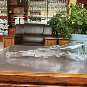 <span class=keywords><strong>Bouteille</strong></span> de whisky en verre de 800ml avec un coup Ak 47 en forme de pistolet <span class=keywords><strong>bouteille</strong></span> de whisky en verre personnalisée vente en vrac avec couvercle en verre - Product Image 5
