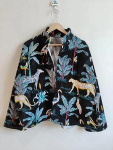 Chaqueta Bomber Reversible, Transpirable y Ecológica con Estampado de Jungla Color Granate, Relleno 100% Algodón, Chaqueta Corta de Invierno para Fin de Semana - Product Image 4