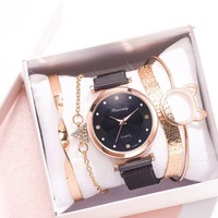 Ensemble de montres tendance 2026 pour femmes, bracelet en alliage à boucle magnétique avec 4 bracelets empilables, montre femme très vendue pour le B2B