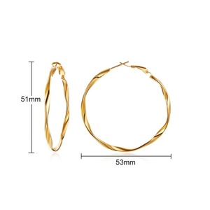 Boucles d'oreilles tendance de qualité supérieure pour femmes, grandes boucles d'oreilles torsadées rondes en acier inoxydable, argentées et dorées - Product Image 3
