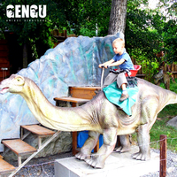 Manège de dinosaures pour enfants dans un parc d'attractions