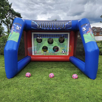 Jeu de fléchettes de football gonflable interactif pour défi au but sur terrain de sport, idéal pour fêtes de carnaval en extérieur