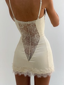 Vestido ajustado de satén con tirantes finos, escote corazón, largo por encima de la rodilla, con ribete de encaje y panel transparente, estilo sexy. - Product Image 5
