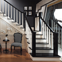Escalier professionnel en bois massif de haute qualité Design horizontal moderne Couleurs noir blanc Utilisation résidentielle intérieure durable pour