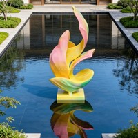 Sculpture contemporaine en fibre de verre Vincentaa pour hall d'hôtel, installation artistique personnalisée pour projet d'aménagement intérieur de designer