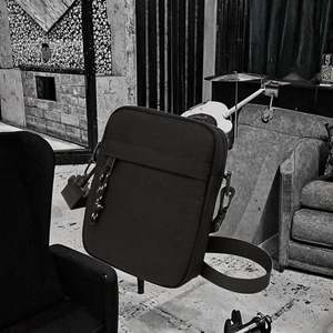 Sac banane pour femme avec fermeture éclair confortable et sécurisée, accessoire pour le poitrail qui laisse les mains libres, fabriqué en - Product Image 3