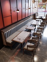 Ensemble table et chaises en rotin et bois massif au design minimaliste vintage avec plateau en marbre pour repas décontractés dans les cafés