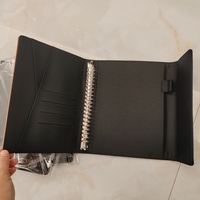 Carnet à anneaux A5 en cuir PU personnalisé avec logo, rechargeable, avec emplacements pour cartes, attache pour stylo, pour bureau, papier 100 g/m², à feuilles mobiles, avec boucle