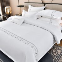 Ensemble de literie en coton satiné de qualité hôtelière, blanc avec broderie florale, housse de couette et taies d'oreiller douces et durables