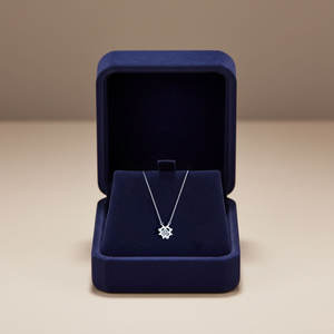 Collier pendentif minimaliste empilable en diamant le plus populaire, en or massif 18 carats avec chaîne en diamant naturel - Product Image 1