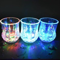 Verre à cocktail lumineux en forme d'ananas en matériau PS, 7 couleurs clignotantes, activé par l'eau, pour bar et fête