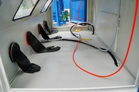 Grande cabine de sablage industrielle à double poste de travail pour le finissage de surfaces de pièces métalliques
