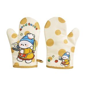 Gants de cuisson à technologie d'adhérence avancée pour manipuler les verreries fragiles et les plats en porcelaine chauds dans la restauration fine - Product Image 1