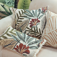 Housse de coussin en polyester recyclé certifié GRS, imprimé feuilles et fleurs, design élégant, pour une décoration écologique