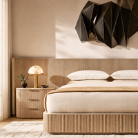 Ensemble de lit de luxe en chêne avec tête de lit cannelée et tables de chevet, mobilier sur mesure en bois massif pour toute la maison, idéal pour projets de villas et hôtels.