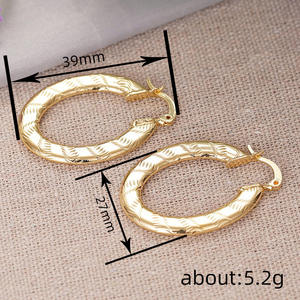 E4429 Orecchini a cerchio dorati per donna Gioielli di moda in stile classico in lega di rame - Product Image 6