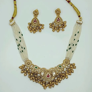 Ensemble collier ras-de-cou traditionnel en perles argentées, blanches et vertes, orné de pendentifs en travail Kundan et de boucles d'oreilles assorties - Product Image 2