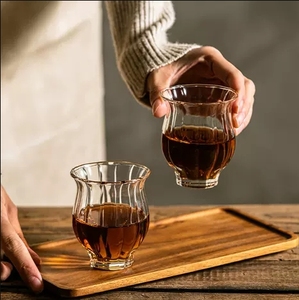2024 Neu 173 ml Neues Design handgefertigter kristalliner gerippter einwandiger lily-förmiger borosilikat-Glas-Teebecher