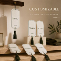 Étiquettes suspendues YINWO de forme personnalisée, impression de logo personnalisée, œillet à pompon, OEM ODM