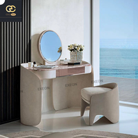 Élégant ensemble de coiffeuse en marbre rose italien luxueux, équipé d'un miroir sur pied et d'un tabouret, ensemble de chambre à coucher