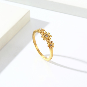 Anillo de Titanio con Diseño Floral para Mujer, Color Dorado, Joyería de Moda para Uso Diario, Engaste de Puntas, Estilo Simple - Product Image 4