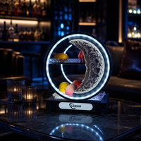 Support de présentation lumineux élégant LiqVis en forme de croissant de lune avec halo circulaire, plateaux transparents, support à fruits LED pour bar, lounge, boîte de nuit