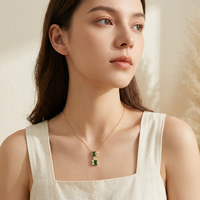 Collier pendentif vertical ZG élégant en émeraude taille émeraude avec accents de zircon
