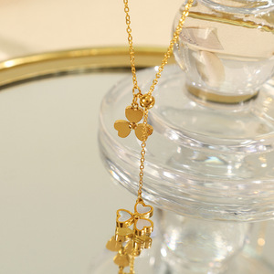 Collar Minimalista con Colgante de Trébol Blanco en Cadena Dorada, para Mujer, Uso Diario - Product Image 3