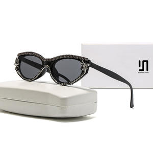 แว่นกันแดดทรงแคทอายสำหรับผู้หญิง รุ่น Z6241 กรอบพลาสติกสีดำ ประดับด้วยคริสตัลรูปผีเสื้อ ป้องกันรังสียูวี 400 ประเภท 3 - Product Image 6